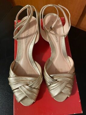 Arturo Chiang AT-Fredy Gold Leather Wedge Sandals | Size 6.5M | Elegant Summer